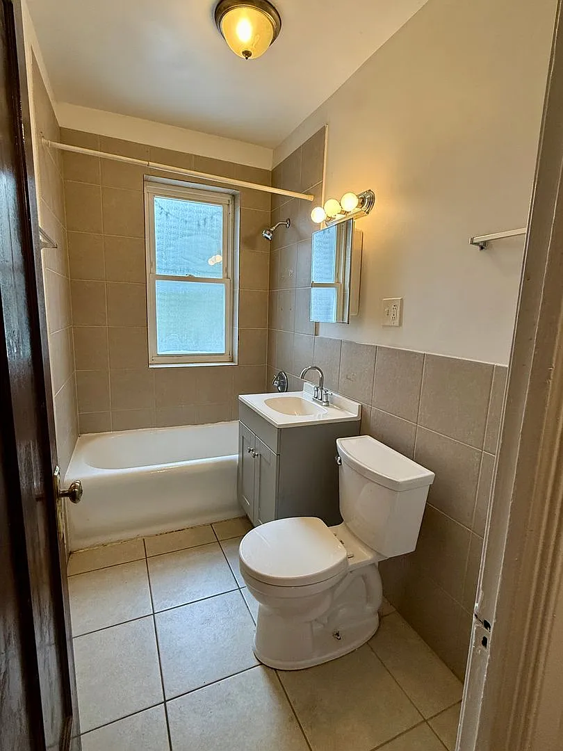Large 3 bedroom in Greater Grand Crossing — Photo 4