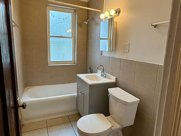4th image of 212 E 71st St #3