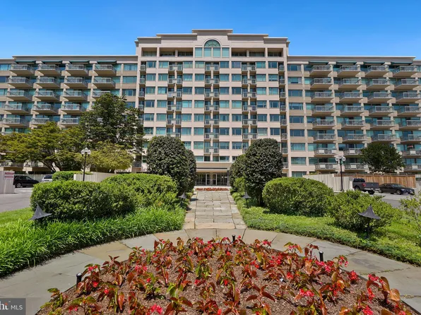 5450 Whitley Park Ter APT 811, Bethesda, MD 20814