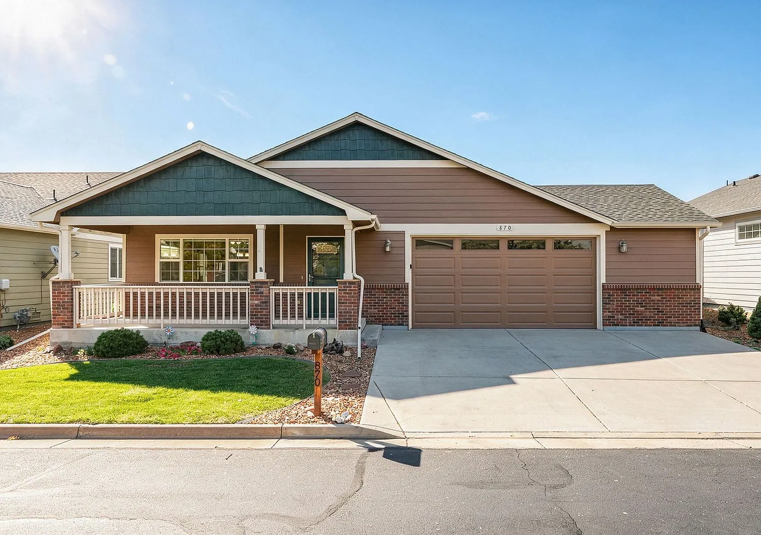 Spacious Home with Garage and Central AC — Photo 1