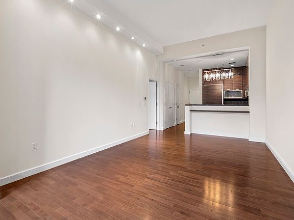 4th image of 101 W 24th St APT 4C