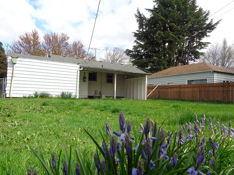 1945 23rd St NE — Photo 52