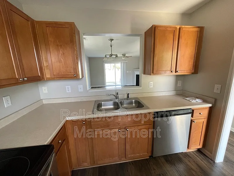 2 bed, 2.5 bath, 1039 sqft, $1,600 — Photo 4