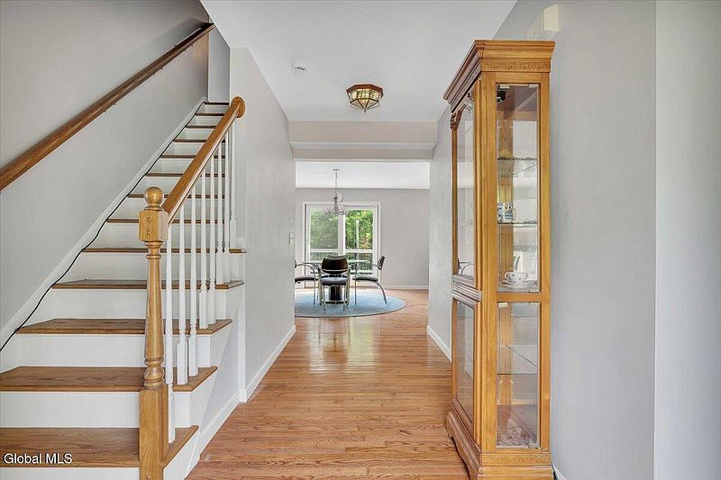 4th image of 727 Riverview Road