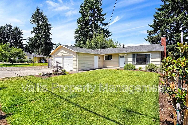 3 bed, 1.0 bath, 1144 sqft, $2,295 — Photo 3