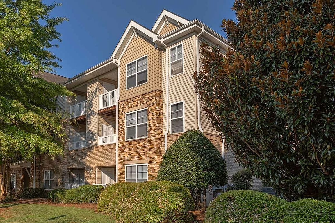 Perks and Amenities at Stratford at Hillcrest Apartments