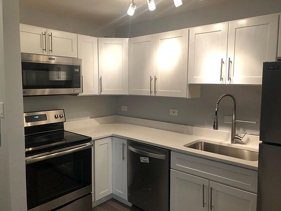 5th image of 1339 N Dearborn Pkwy #2