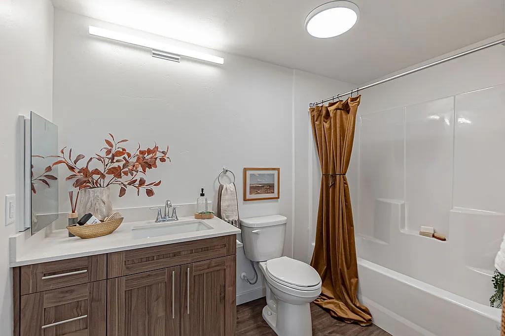 Black Feather Apartments — Photo 4