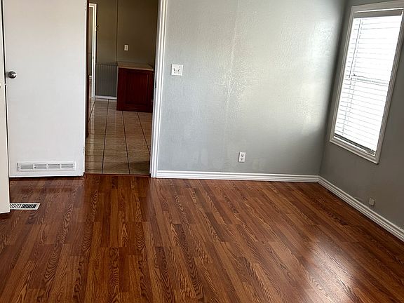 5th image of 824 Lilac Ln
