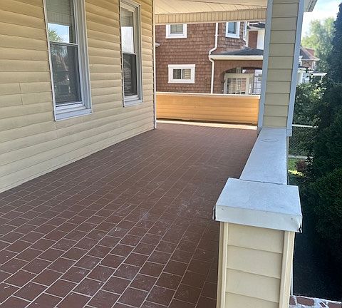 3rd image of 2707 Roslyn Ave