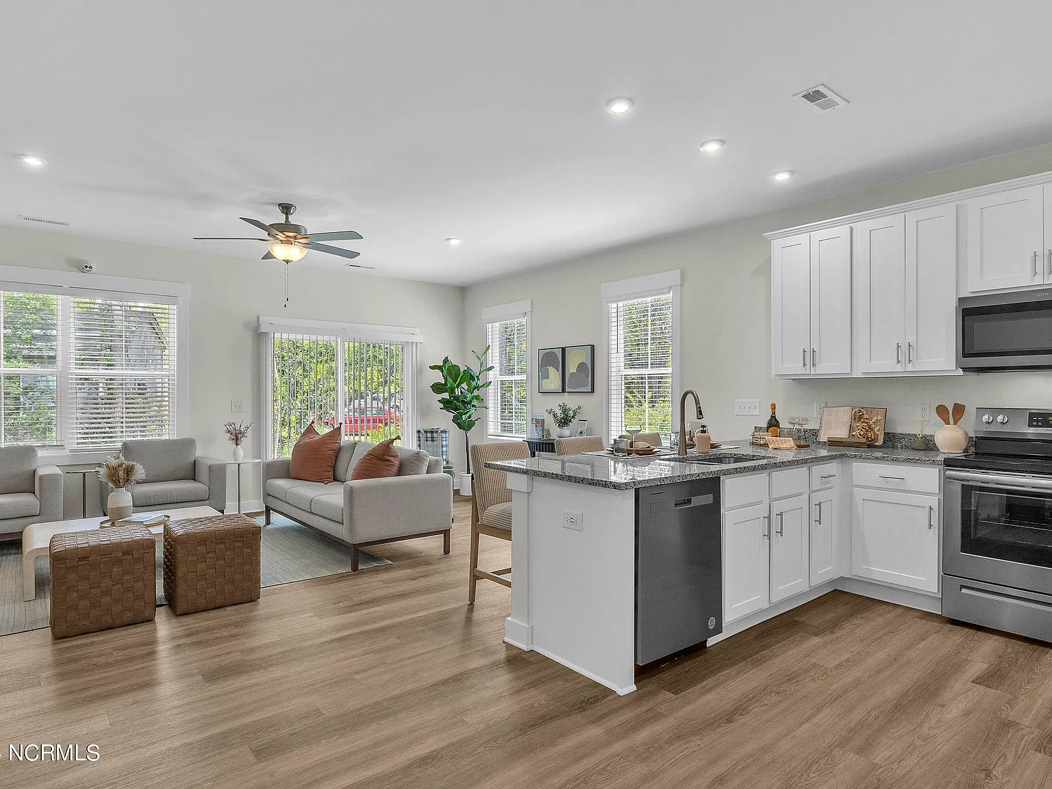3 bed, 2.5 bath, 1726 sqft, $2,040 — Photo 4