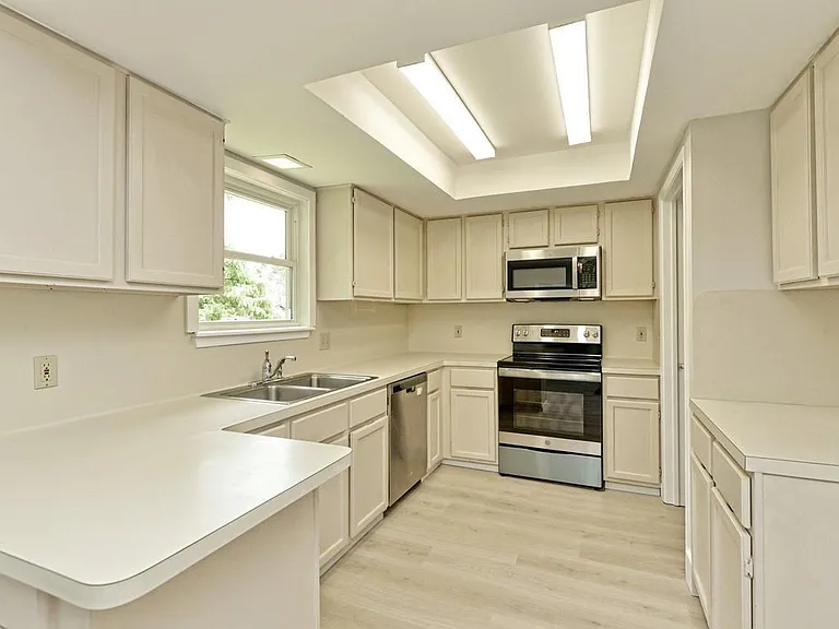 11502 Toledo Dr — Photo 2