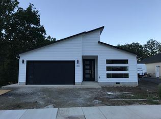 1450 W Tarragon Dr, Roseburg, OR 97471