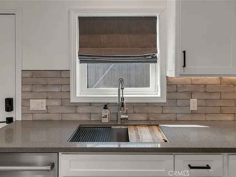 22434 Berdon St — Photo 15