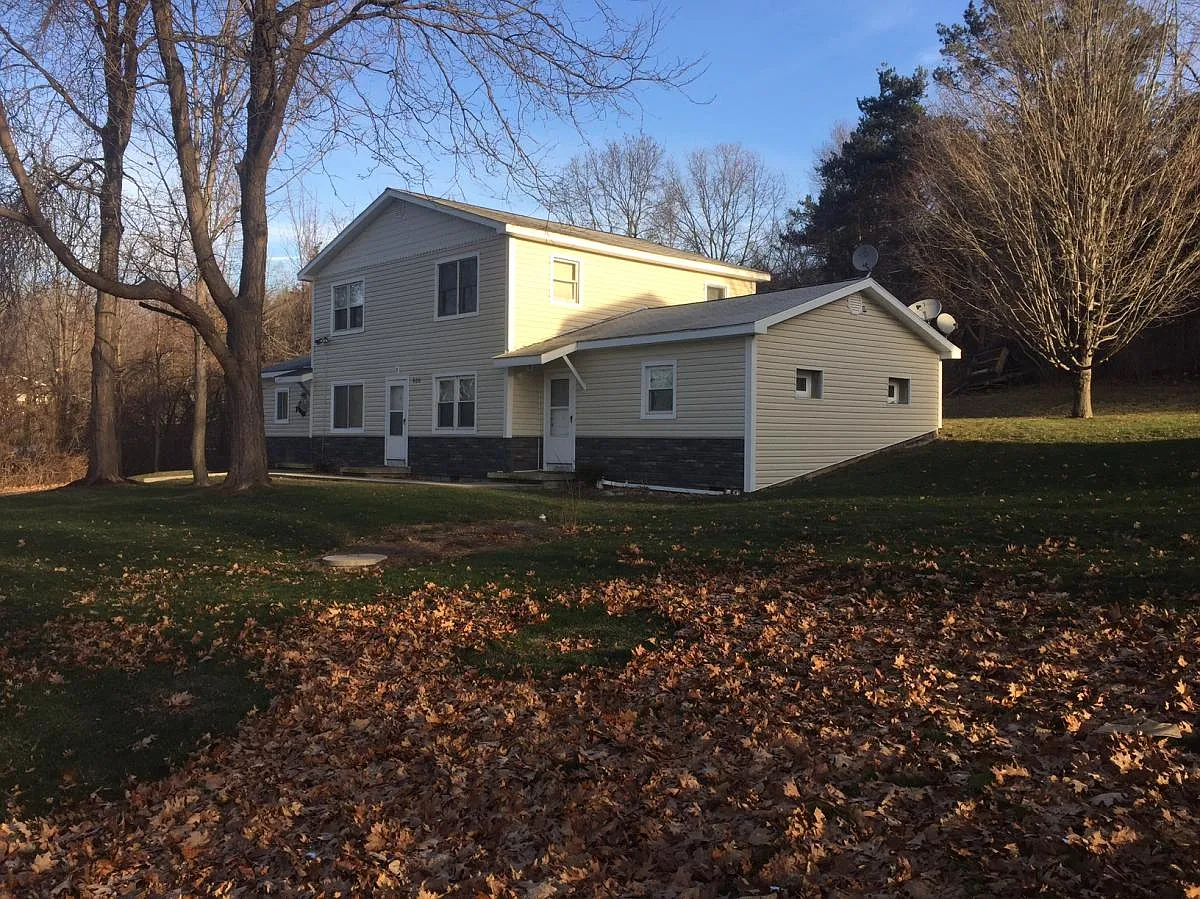 2 bed, 1000 sqft, $1,300 — Photo 1