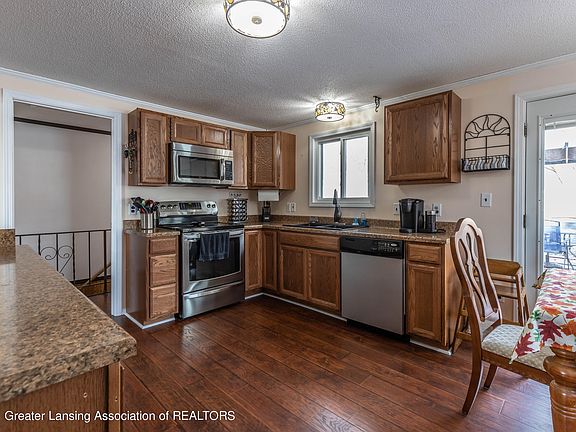 5th image of 208 Doty St