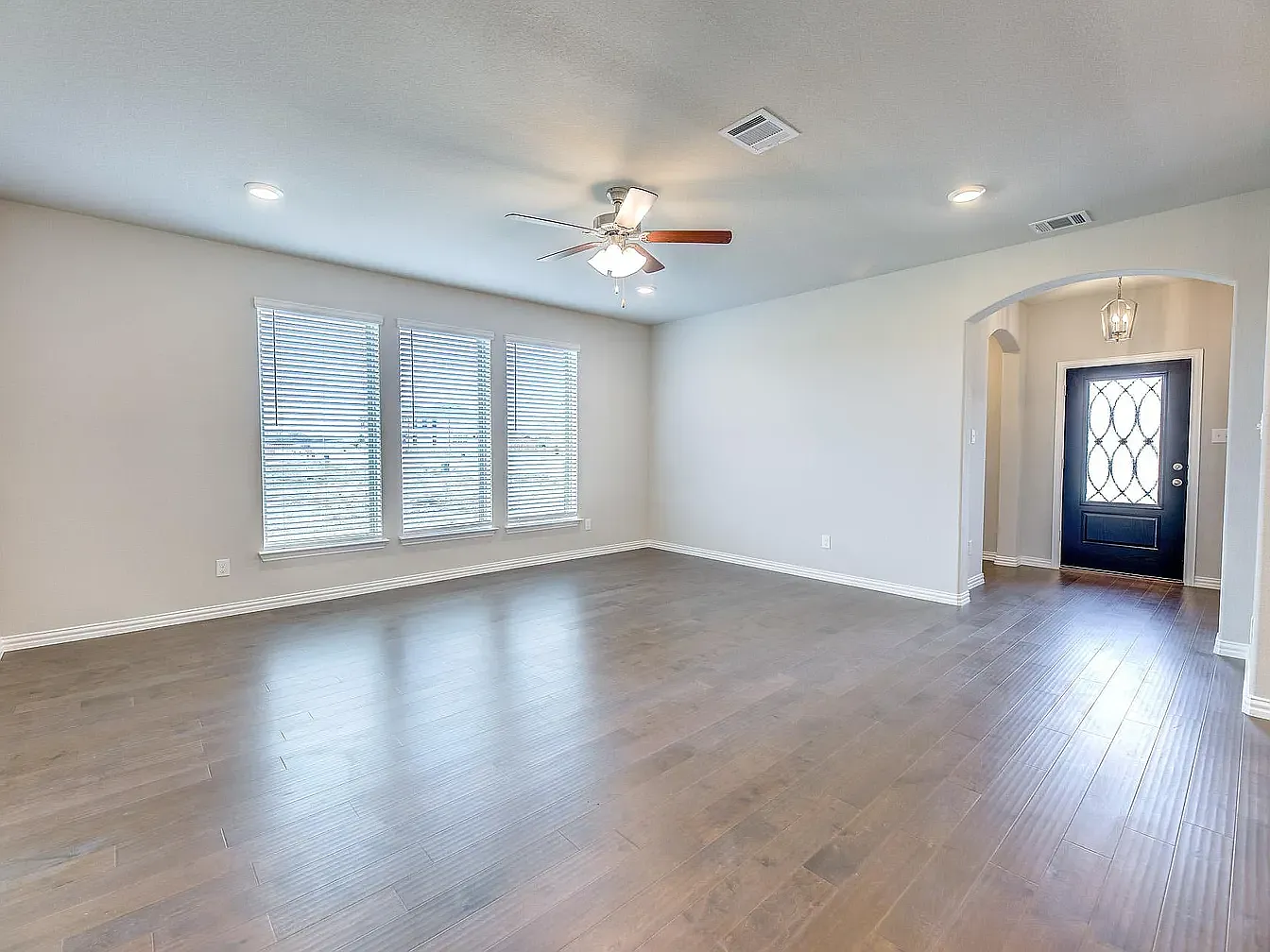 4 bed, 2578 sqft, $2,700 — Photo 4