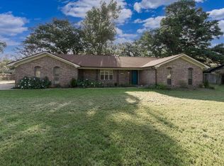 120 Donniebrook Dr, Palestine, TX 75803