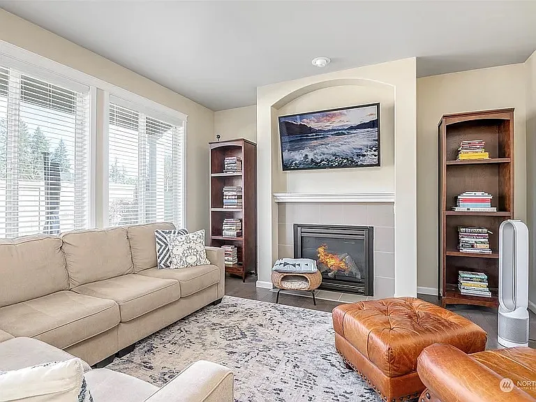 4210 Dudley Dr NE — Photo 2