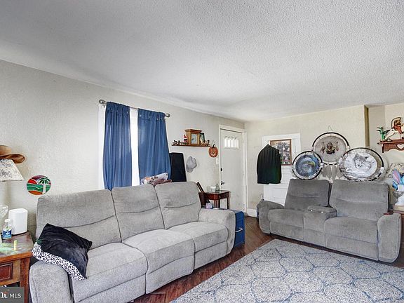 4th image of 11 W Chestnut St
