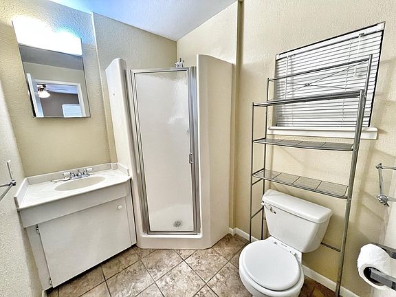 4th image of 452 Comal Ave