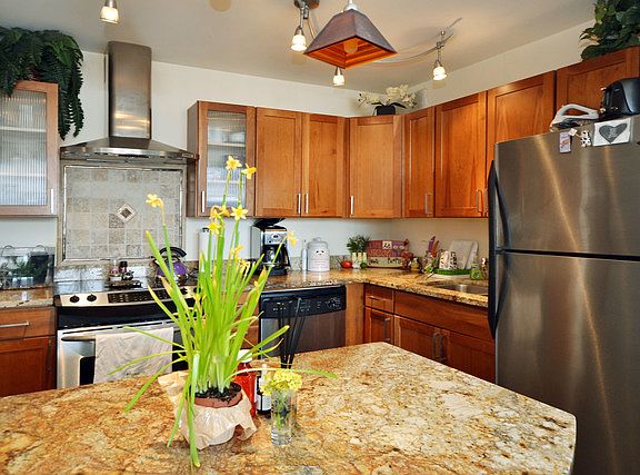4th image of 3930 N Pine Grove Ave APT 1105