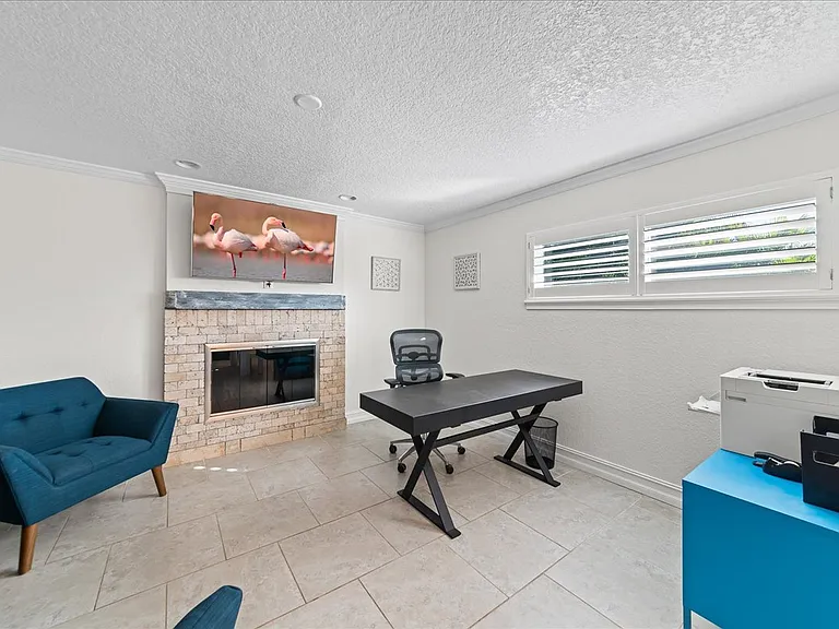 310 Franklyn Ave — Photo 10