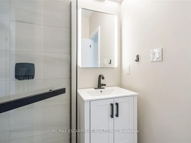 9 Munn St #A — Photo 17