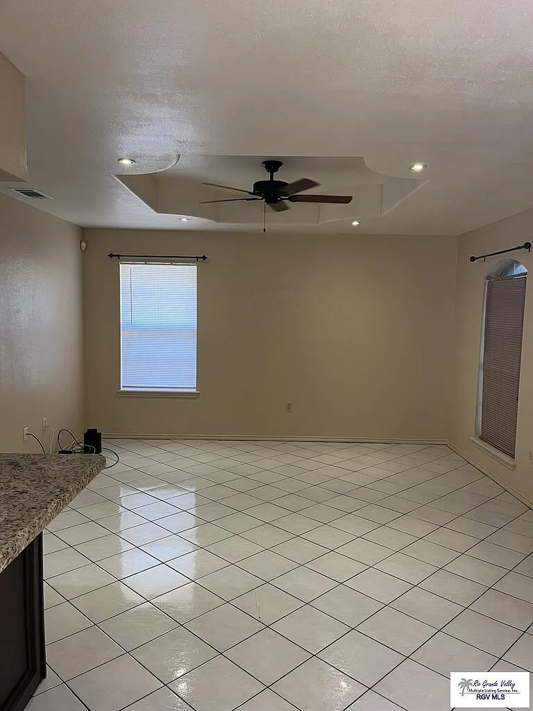 3 bed, 1.5 bath, 988 sqft, $1,600 — Photo 4