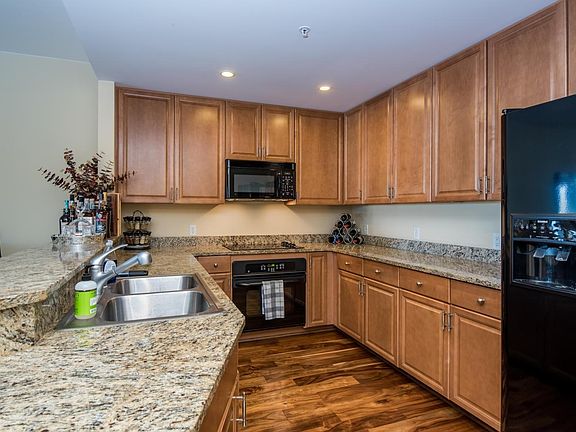 4th image of 975 N Lincoln St #6HN