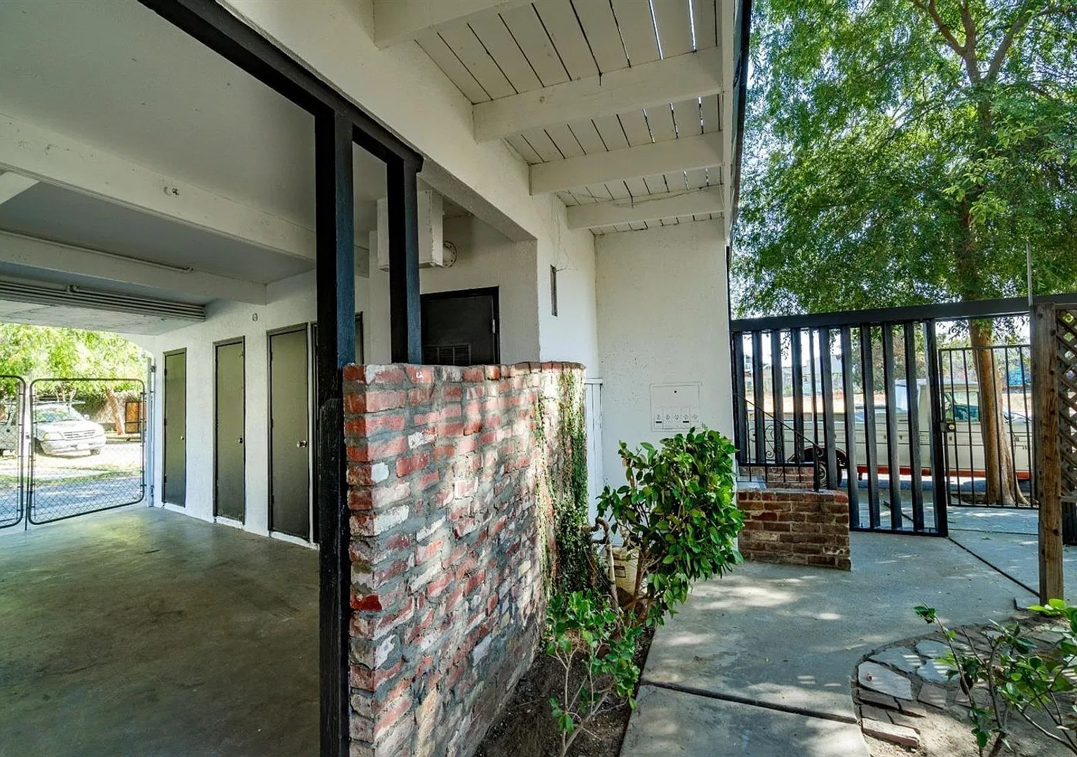 511 N Yosemite Ave — Photo 4