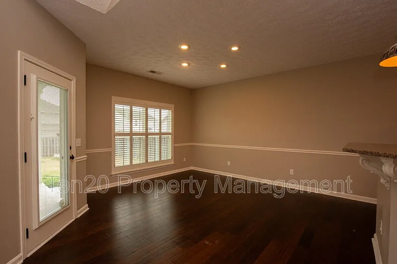 4 bed, 2.0 bath, 1927 sqft, $2,400 — Photo 3