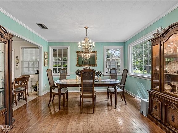3rd image of 185 Lynn Ave