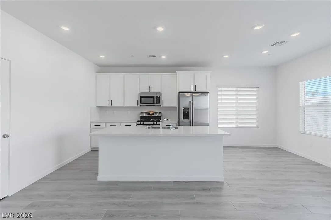 4 bed, 4.0 bath, 2405 sqft, $2,700 — Photo 3