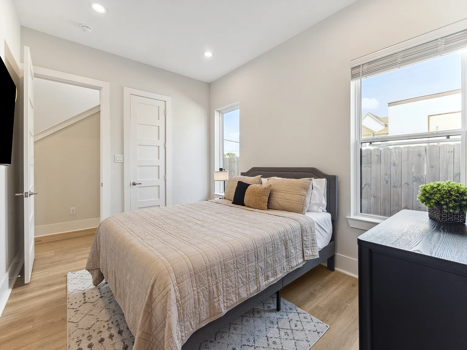 3 bed, 3.5 bath, 1935 sqft, $3,100 — Photo 4
