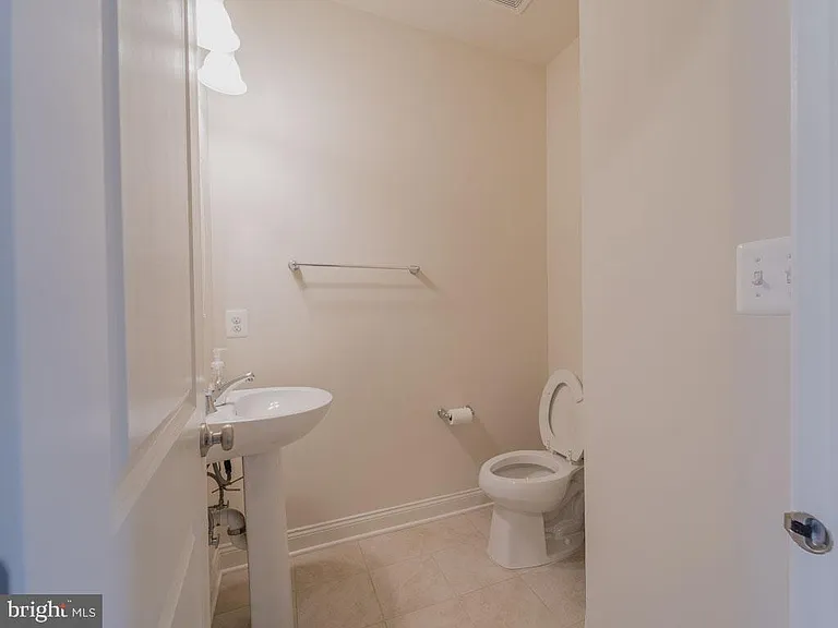 22595 Windsor Locks Sq — Photo 40