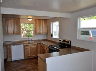 136 NE Flagg St, Roseburg, OR 97470