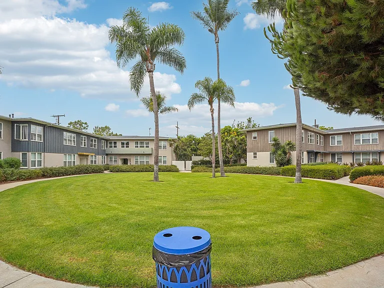 Hollypark Knolls Apartments — Photo 11