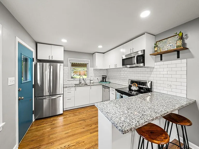 917 Hall St — Photo 10