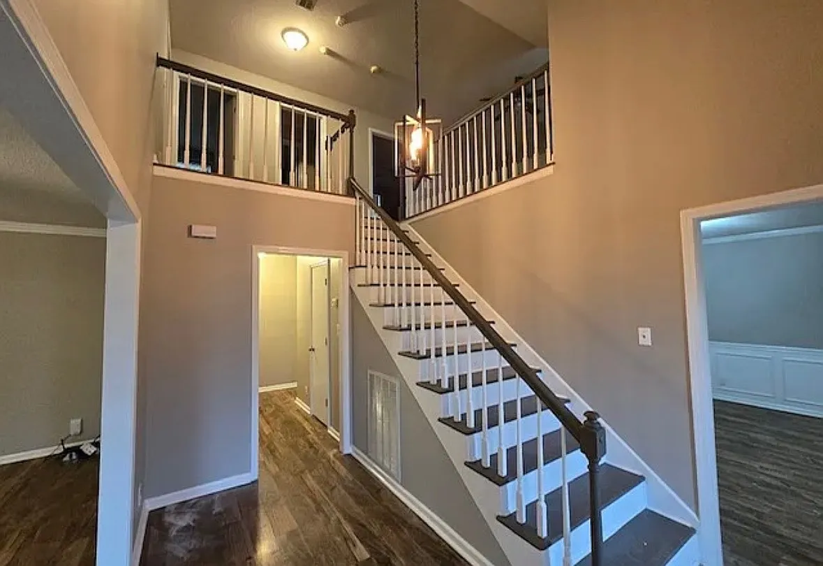 4 bed, 2.5 bath, 2413 sqft, $2,100 — Photo 2