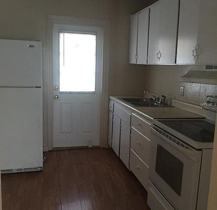 3rd image of 615 Avenue N SE