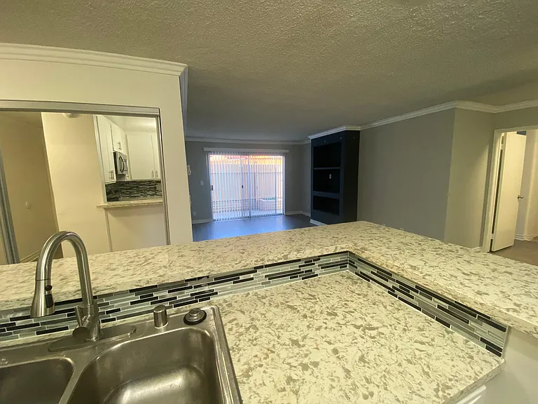 Chateau Garnet Apts. — Photo 28