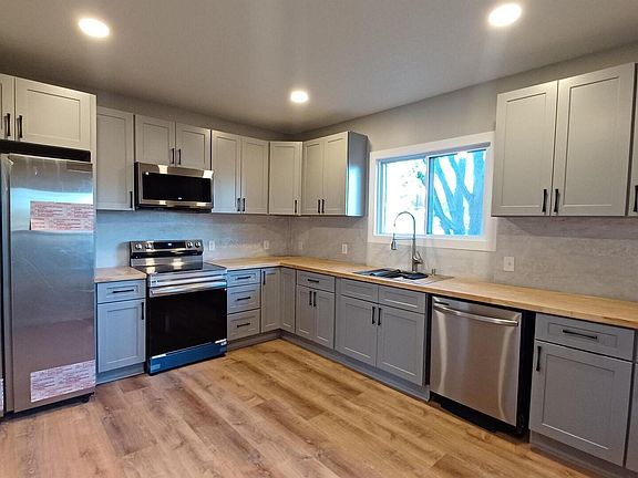 2nd image of 822 6th Ave S