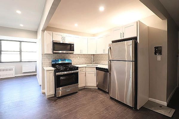 1st image of 546 Isham St APT 3A