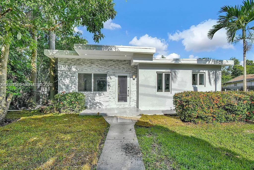3 bed, 3.0 bath, 1359 sqft, $4,900 — Photo 1