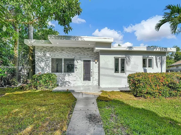 7902 SW 67th Ave — Photo 1