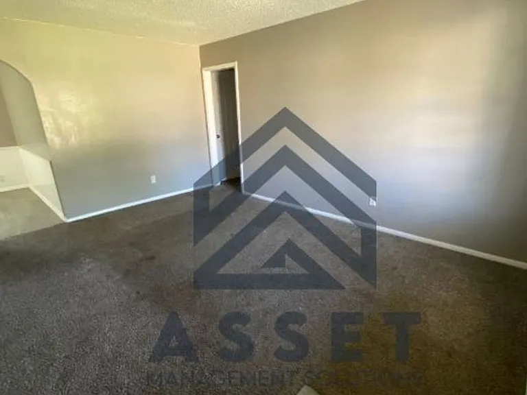 1612 Melinda Ln — Photo 2