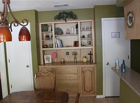 4th image of 1111 Douglas Dr