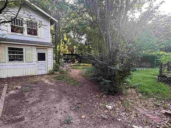 3rd image of 809 W Sycamore Ave