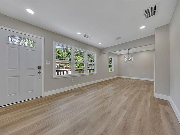 5th image of 202 Oakcliff Ct NW